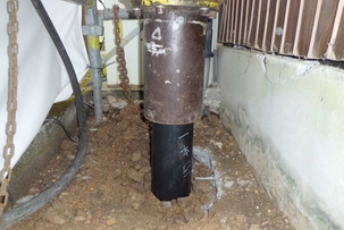 鋼管打撃圧入工法の様子